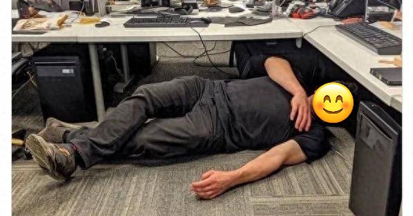 Danh tính của người đàn ông nằm ngủ dưới gầm bàn khiến dân mạng “toát mồ hôi hột”!