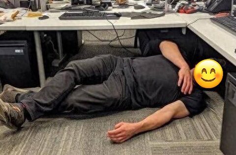 Danh tính của người đàn ông nằm ngủ dưới gầm bàn khiến dân mạng “toát mồ hôi hột”!