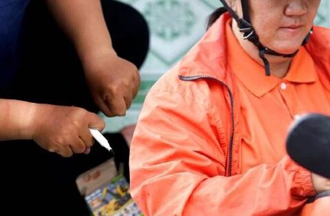 Phía sau đôi bàn tay “hai màu” của người mẹ shipper: “Lúc anh ấy mất, chị mang bầu 2 tháng…”