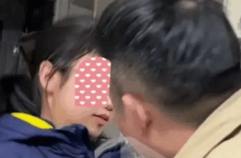 Xem xong “khoảnh khắc thân mật” của một gia đình, dân mạng lắc đầu nhắc nhở: “Con gái lớn rồi, đừng làm thế này nữa!”