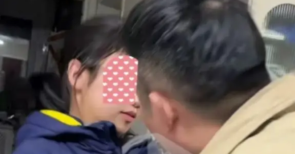 Xem xong “khoảnh khắc thân mật” của một gia đình, dân mạng lắc đầu nhắc nhở: “Con gái lớn rồi, đừng làm thế này nữa!”