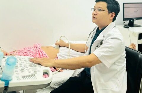 Dây rốn thắt nút có đẻ thường được không?