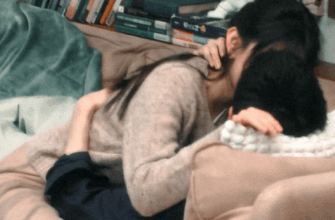 Vì sao hôn mọi người đều nghiêng đầu sang phải?