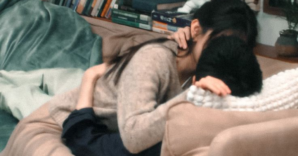 Vì sao hôn mọi người đều nghiêng đầu sang phải?