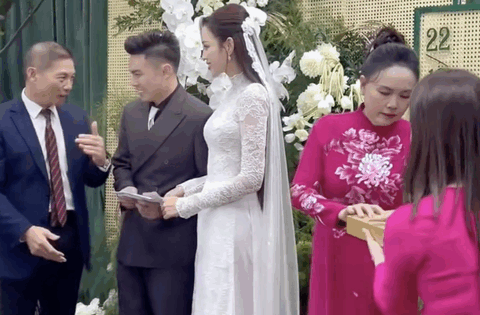 Chủ tịch tập đoàn Sơn Hải trao cho Hoa hậu Đỗ Hà 1 phong bì, bên trên có 4 chữ