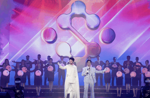 Chủ tịch ngân hàng trẻ nhất Việt Nam gây sốt mạng khi song ca với Bùi Công Nam là ai?