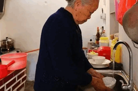 Một người rửa bát, cả nhà mắc bệnh? 4 thói quen rửa bát sai lầm, ai cũng nên bỏ ngay!