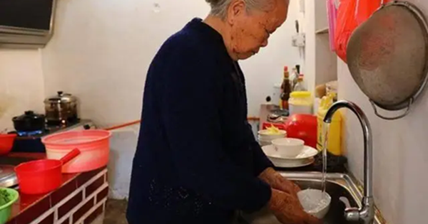 Một người rửa bát, cả nhà mắc bệnh? 4 thói quen rửa bát sai lầm, ai cũng nên bỏ ngay!