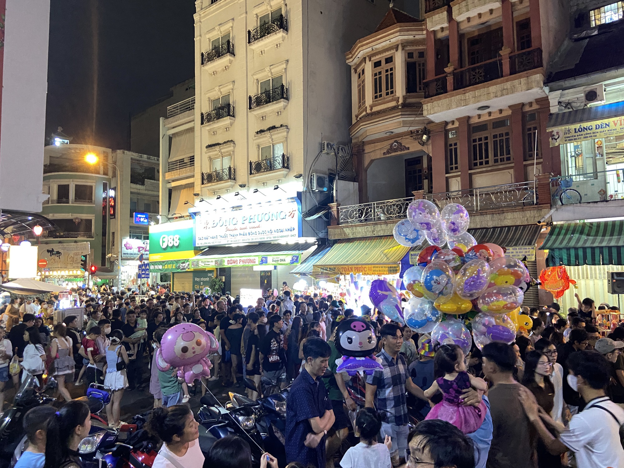 Trung thu sớm: Gái xinh đang tập trung hết ở phố lồng đèn Lương Nhữ Học dù gửi xe tận 20k/chiếc- Ảnh 2.