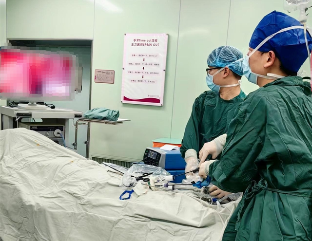 Thấy bụng của con gái lớp 9 ngày càng to, mẹ vội vàng đưa đi khám thì chết sững khi bác sĩ nói 5 từ- Ảnh 2.