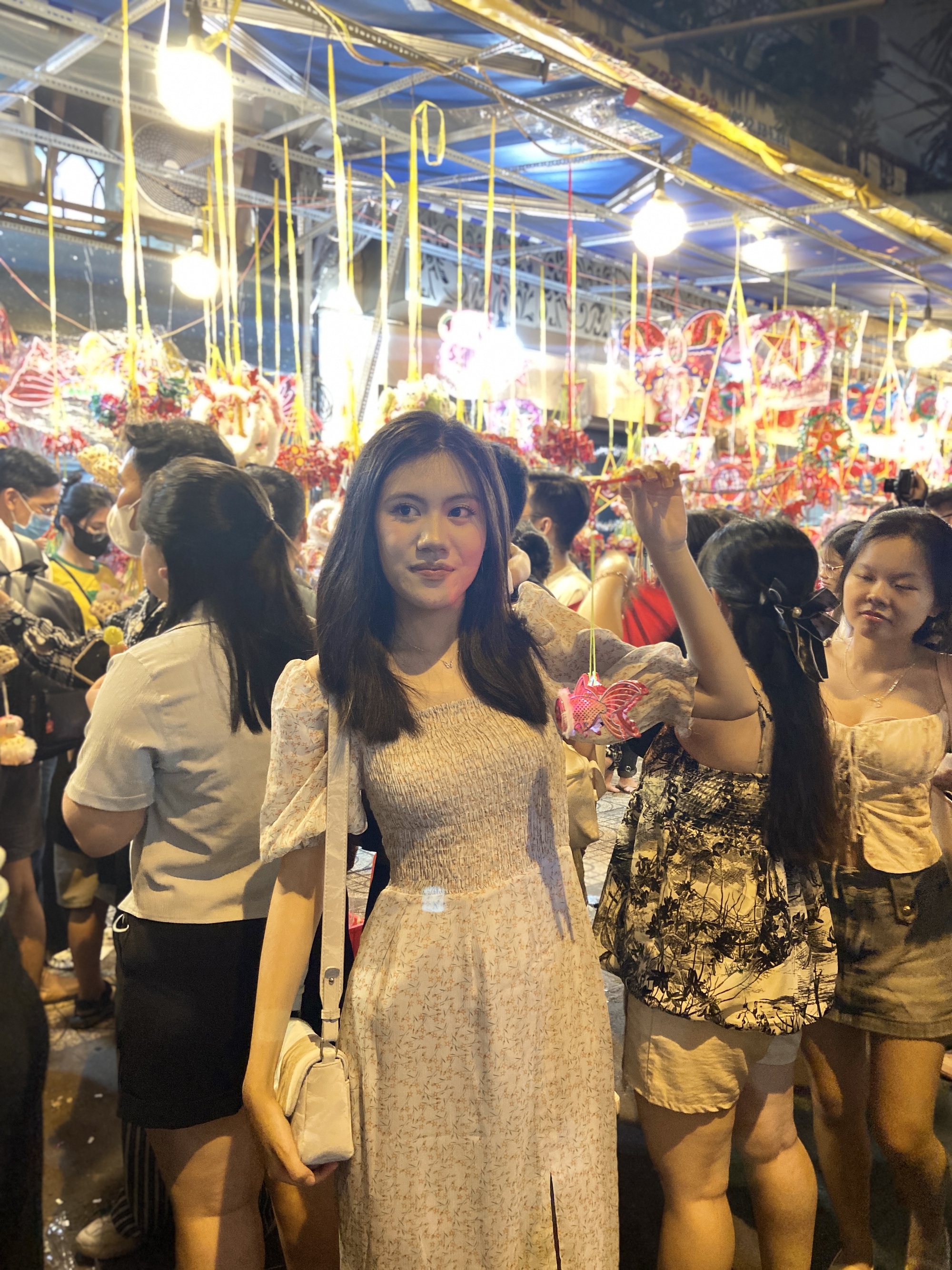 Trung thu sớm: Gái xinh đang tập trung hết ở phố lồng đèn Lương Nhữ Học dù gửi xe tận 20k/chiếc- Ảnh 5.