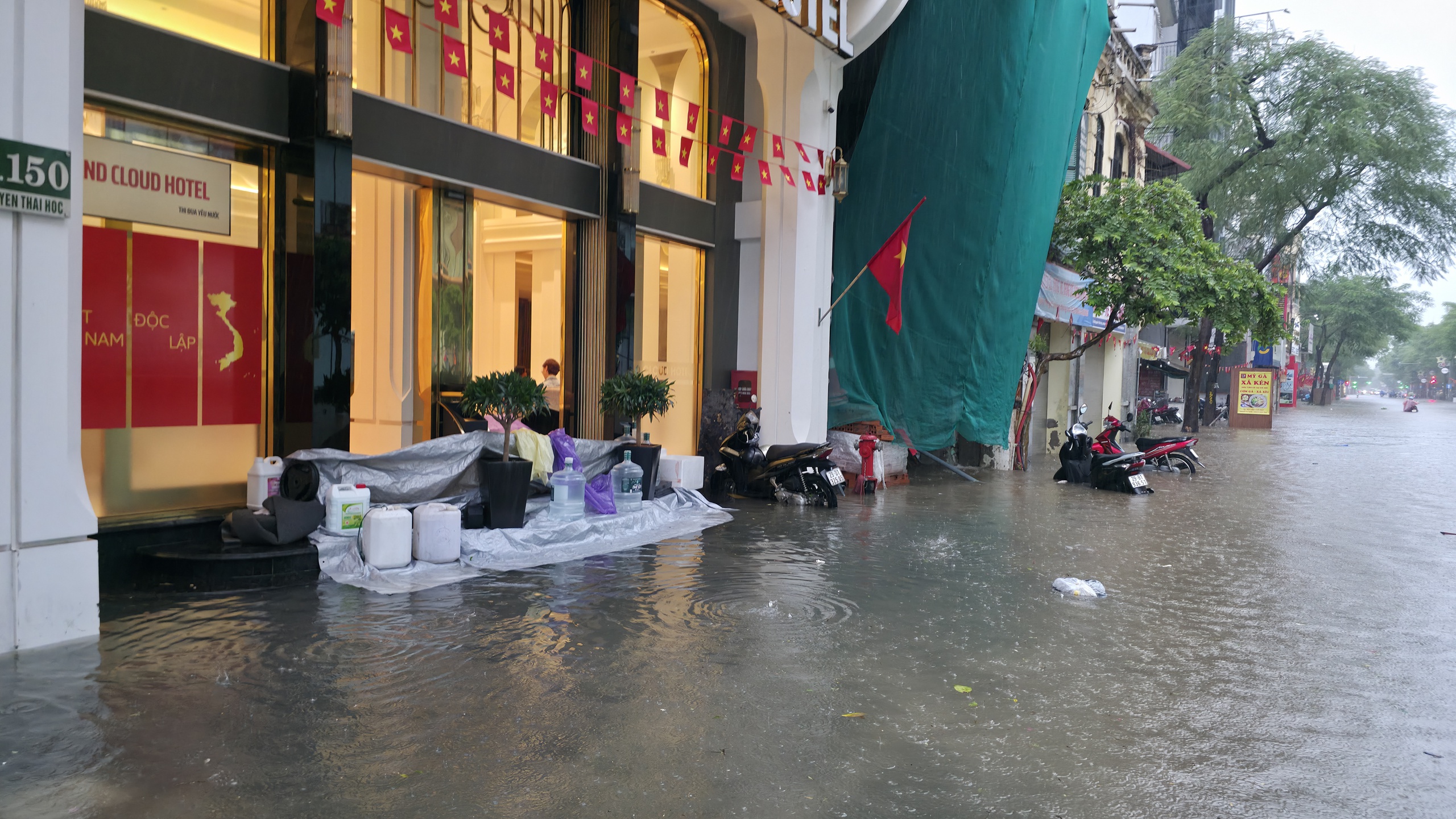 Gần đêm, nhiều người dân Hà Nội vẫn chưa về được đến nhà- Ảnh 36.