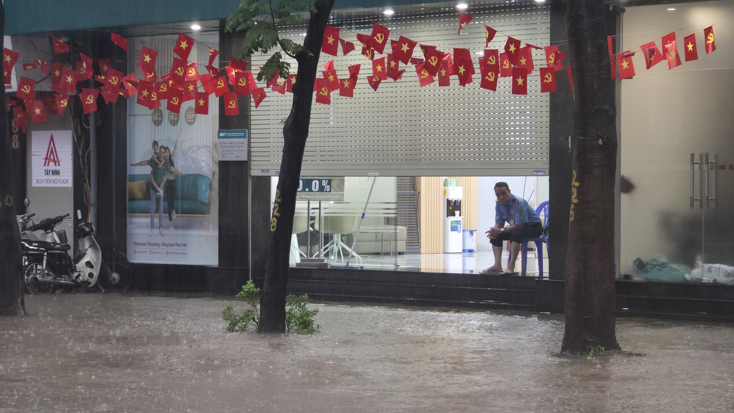 Gần đêm, nhiều người dân Hà Nội vẫn chưa về được đến nhà- Ảnh 40.