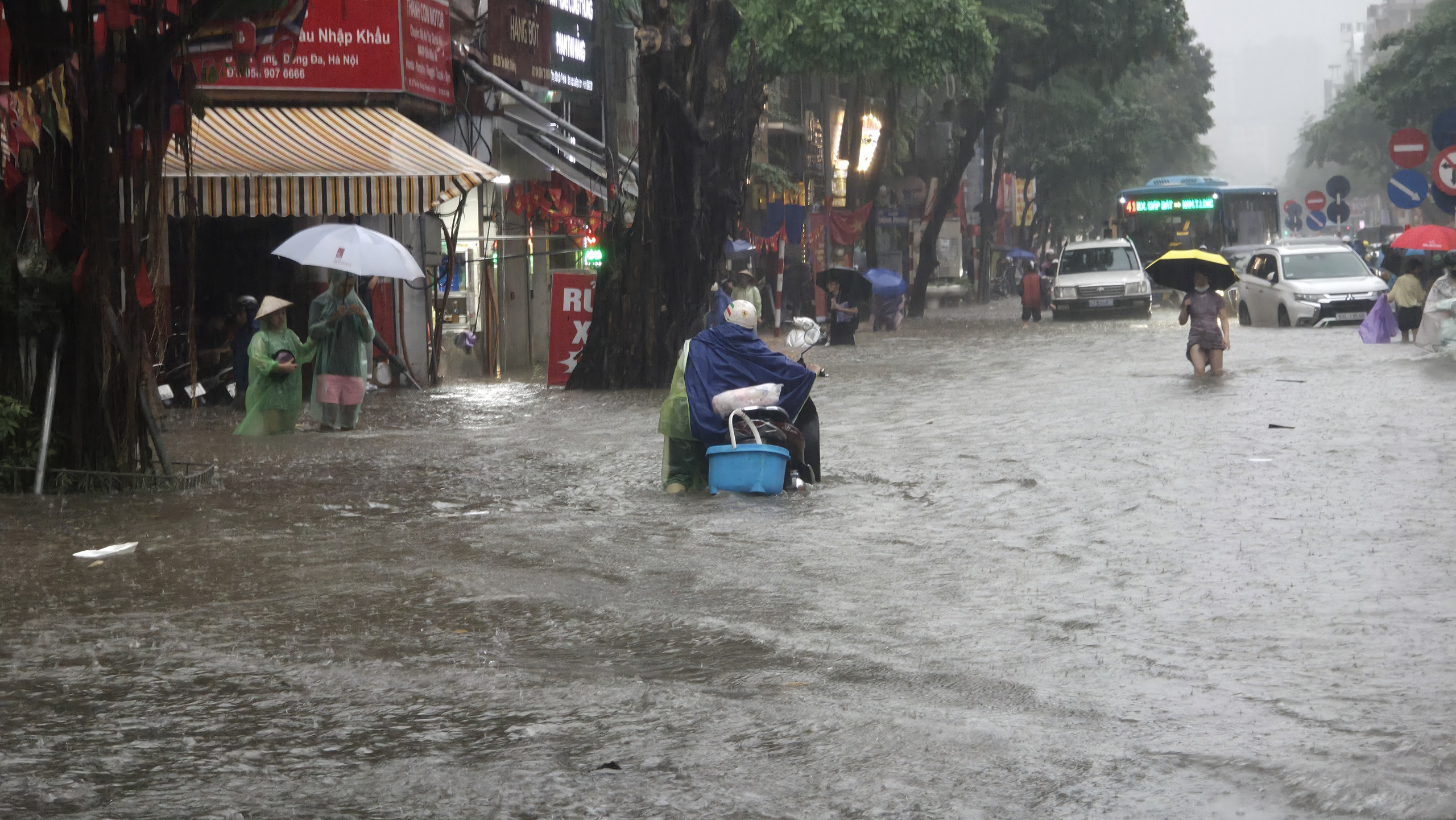 Gần đêm, nhiều người dân Hà Nội vẫn chưa về được đến nhà- Ảnh 42.