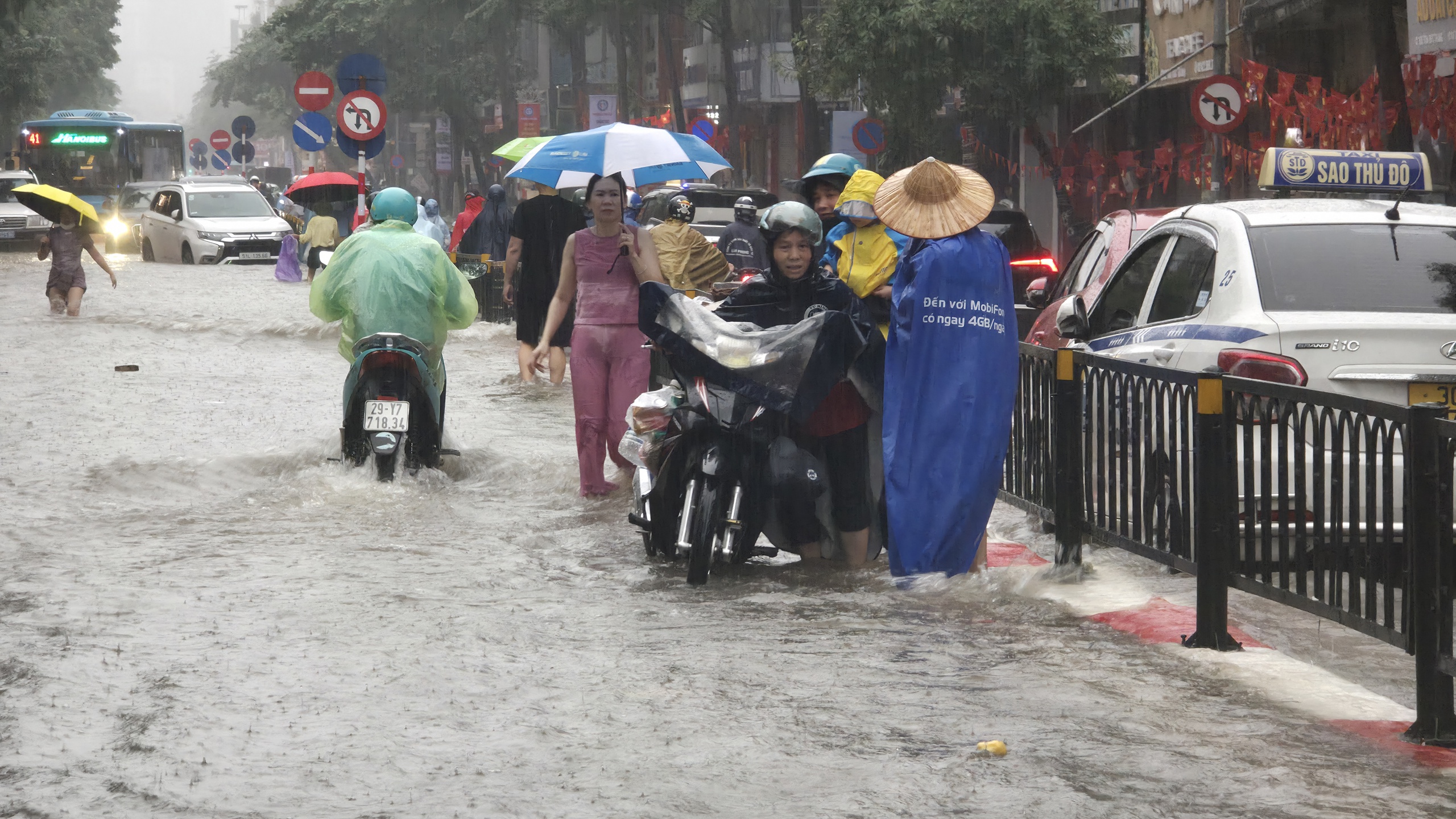 Gần đêm, nhiều người dân Hà Nội vẫn chưa về được đến nhà- Ảnh 43.