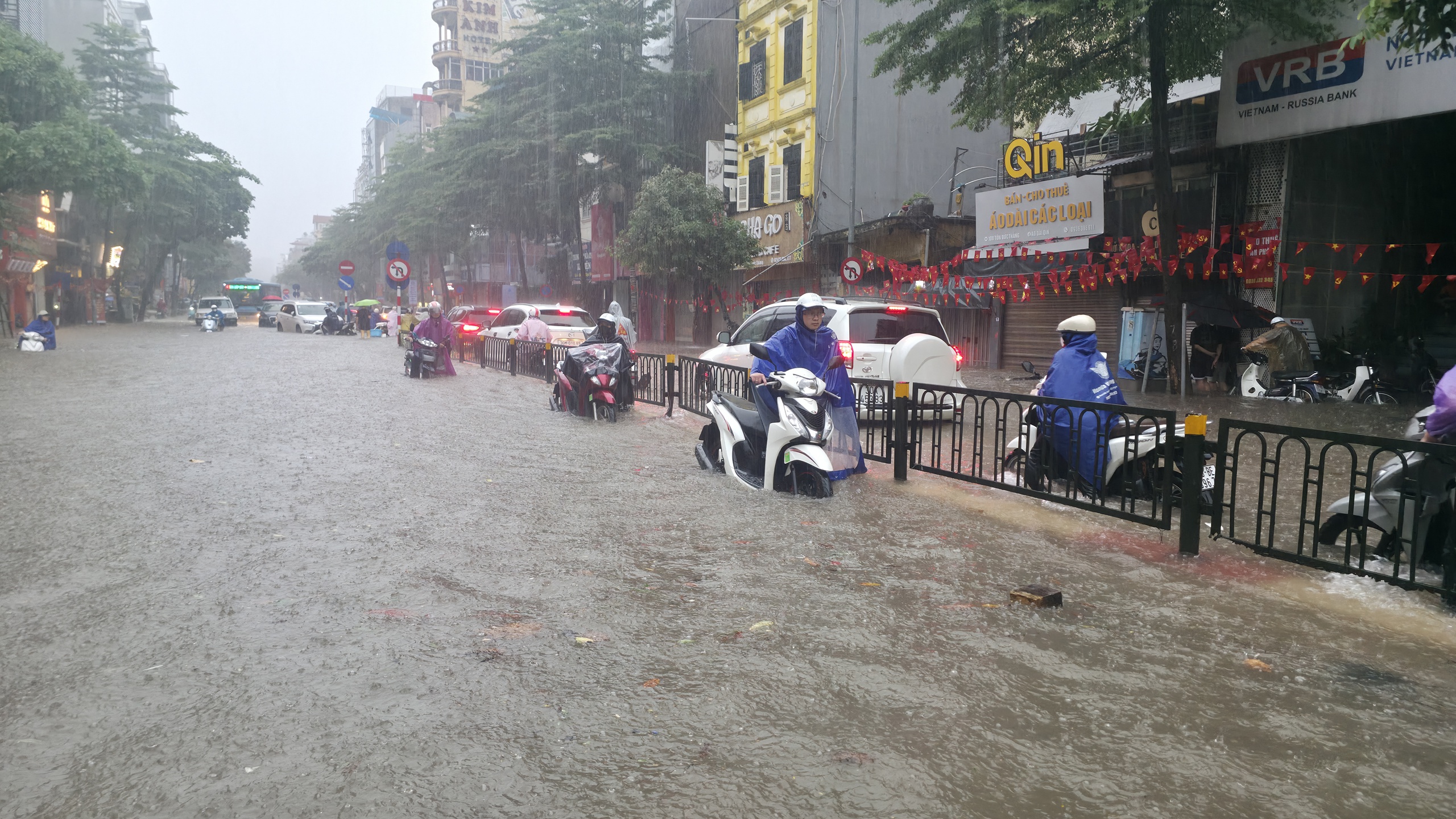 Gần đêm, nhiều người dân Hà Nội vẫn chưa về được đến nhà- Ảnh 44.