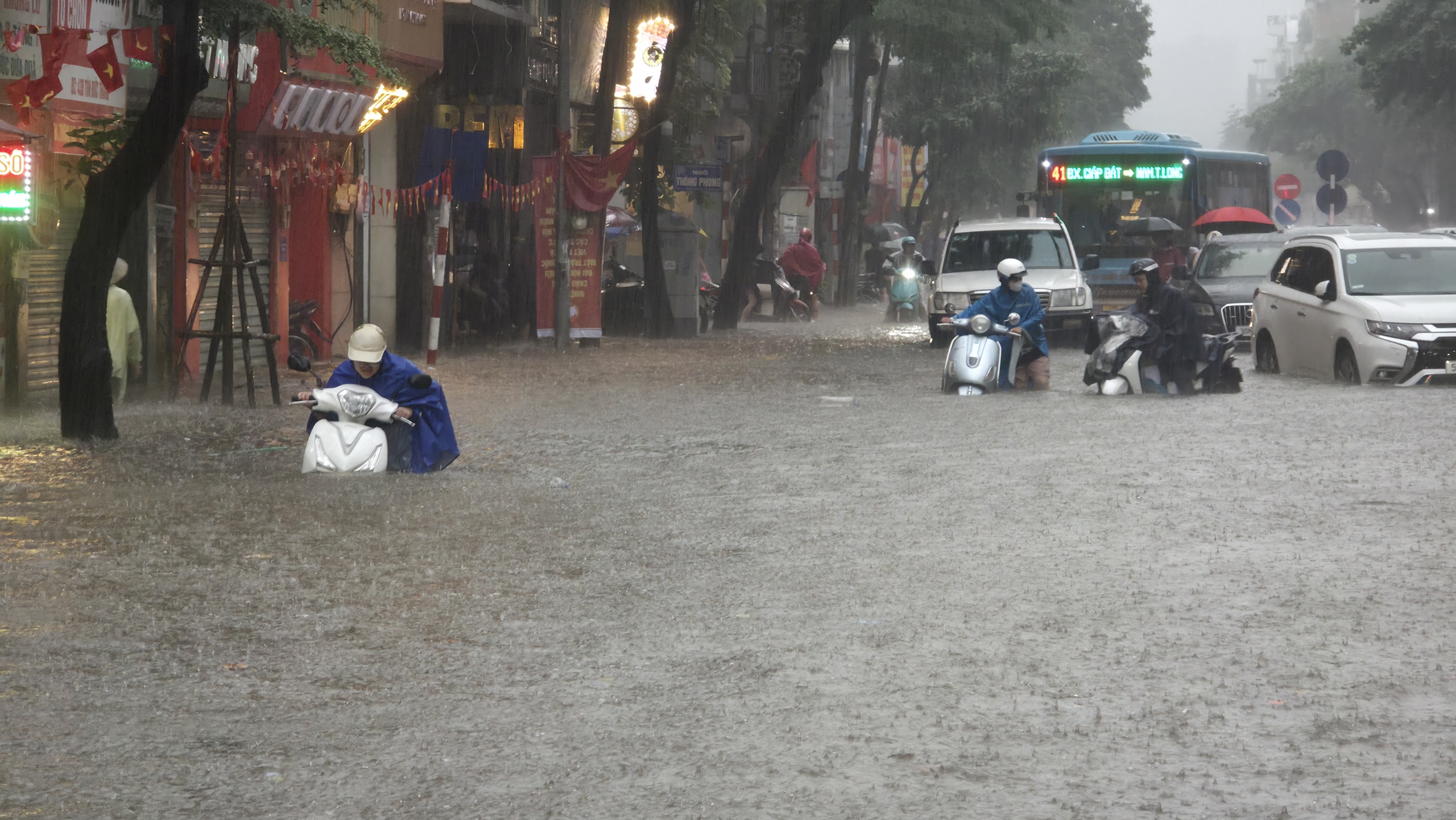 Gần đêm, nhiều người dân Hà Nội vẫn chưa về được đến nhà- Ảnh 45.