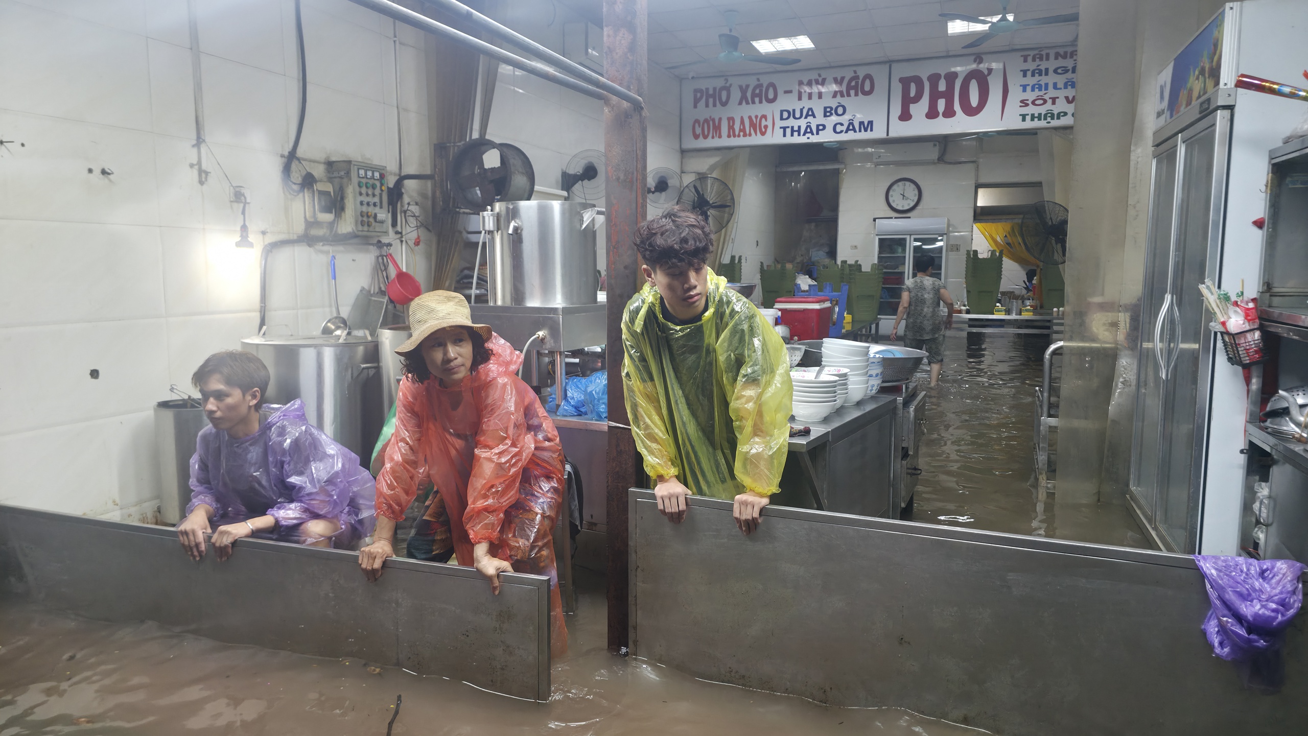 Gần đêm, nhiều người dân Hà Nội vẫn chưa về được đến nhà- Ảnh 47.