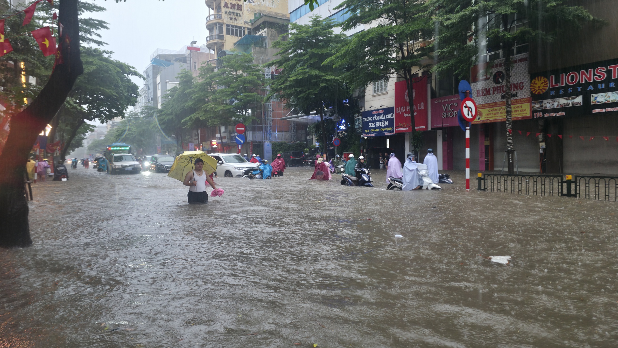 Gần đêm, nhiều người dân Hà Nội vẫn chưa về được đến nhà- Ảnh 48.