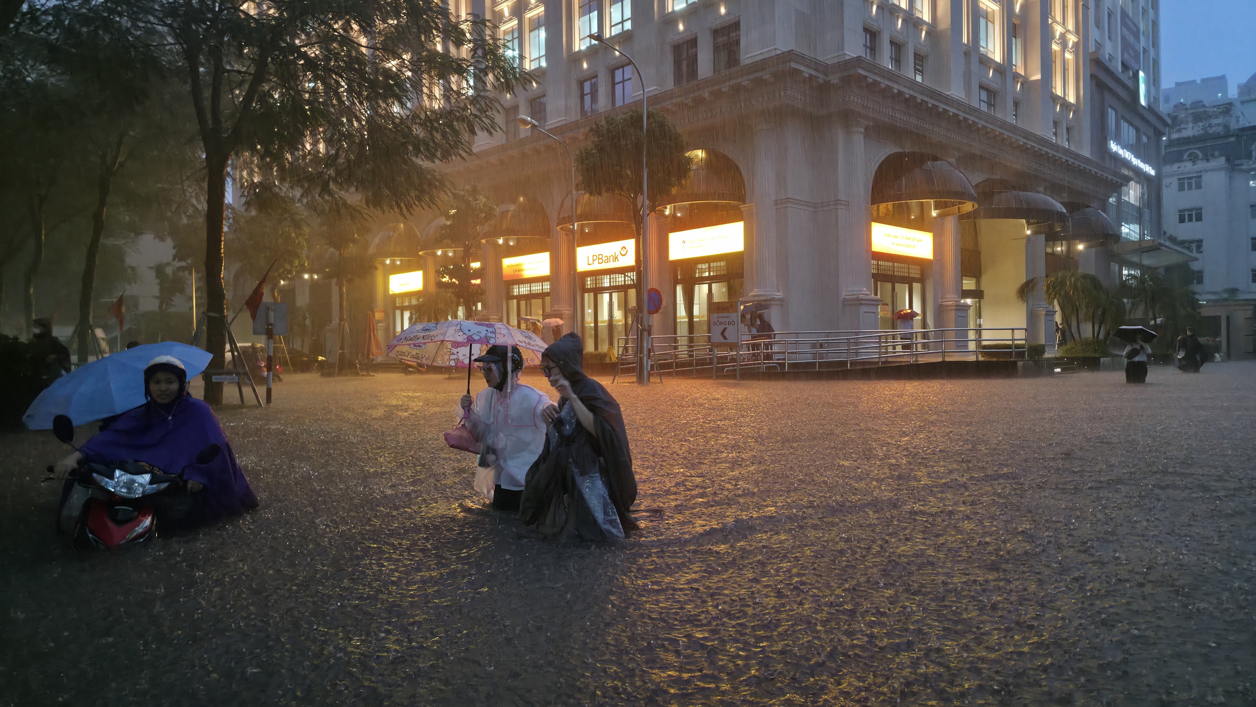 Gần đêm, nhiều người dân Hà Nội vẫn chưa về được đến nhà- Ảnh 53.