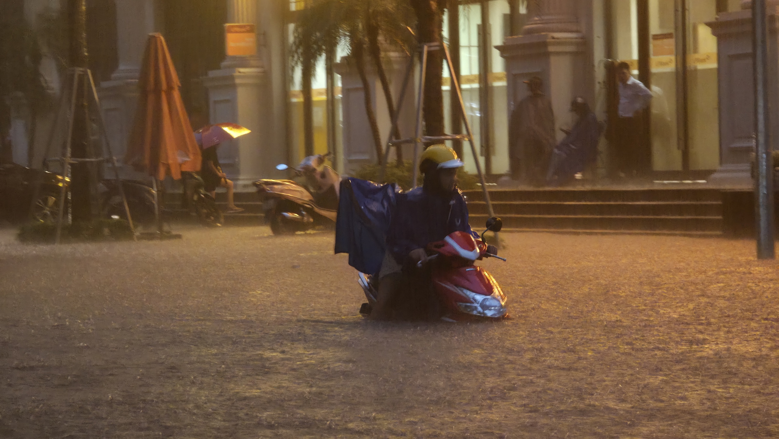 Gần đêm, nhiều người dân Hà Nội vẫn chưa về được đến nhà- Ảnh 51.