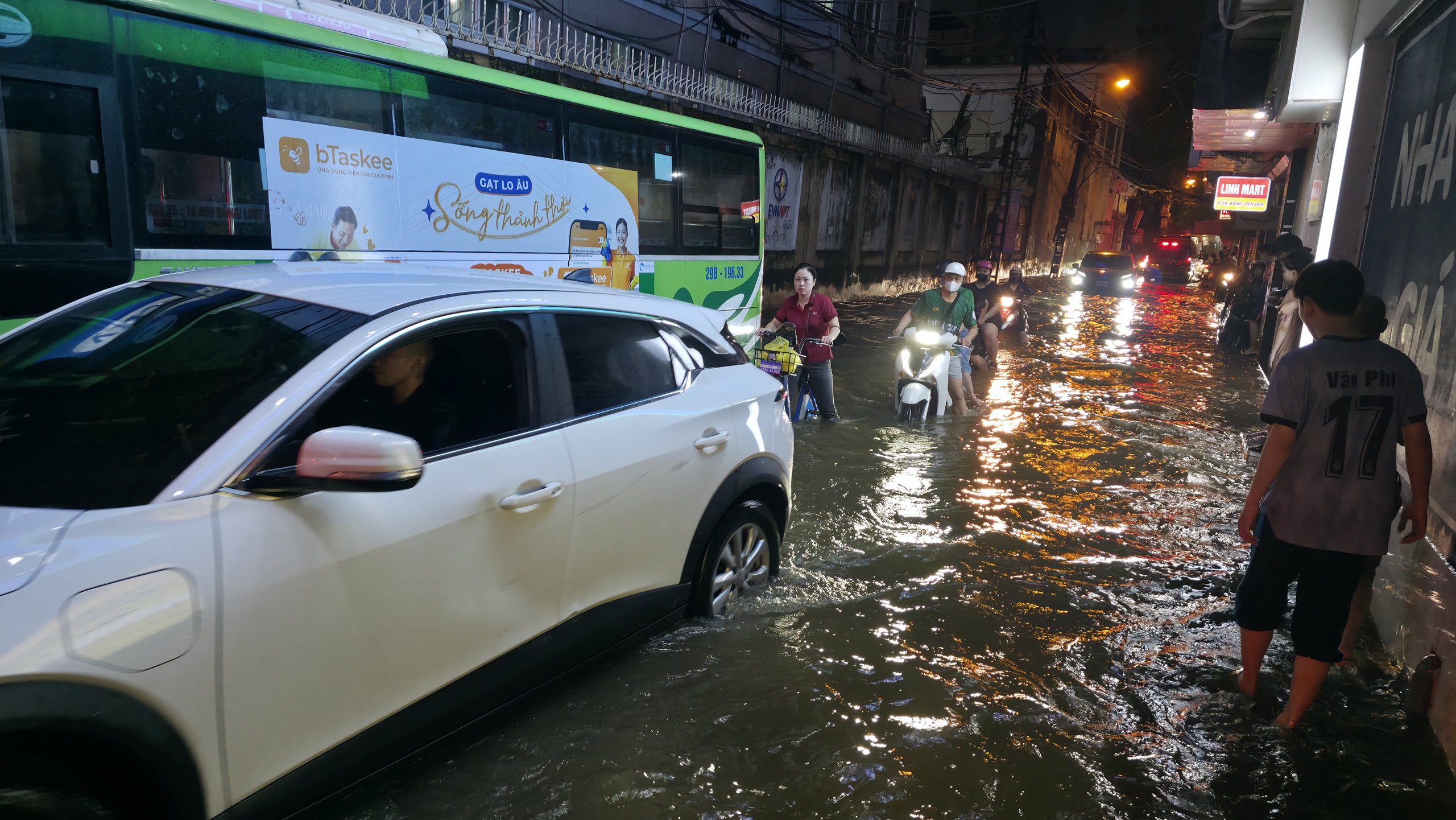 Gần đêm, nhiều người dân Hà Nội vẫn chưa về được đến nhà- Ảnh 68.