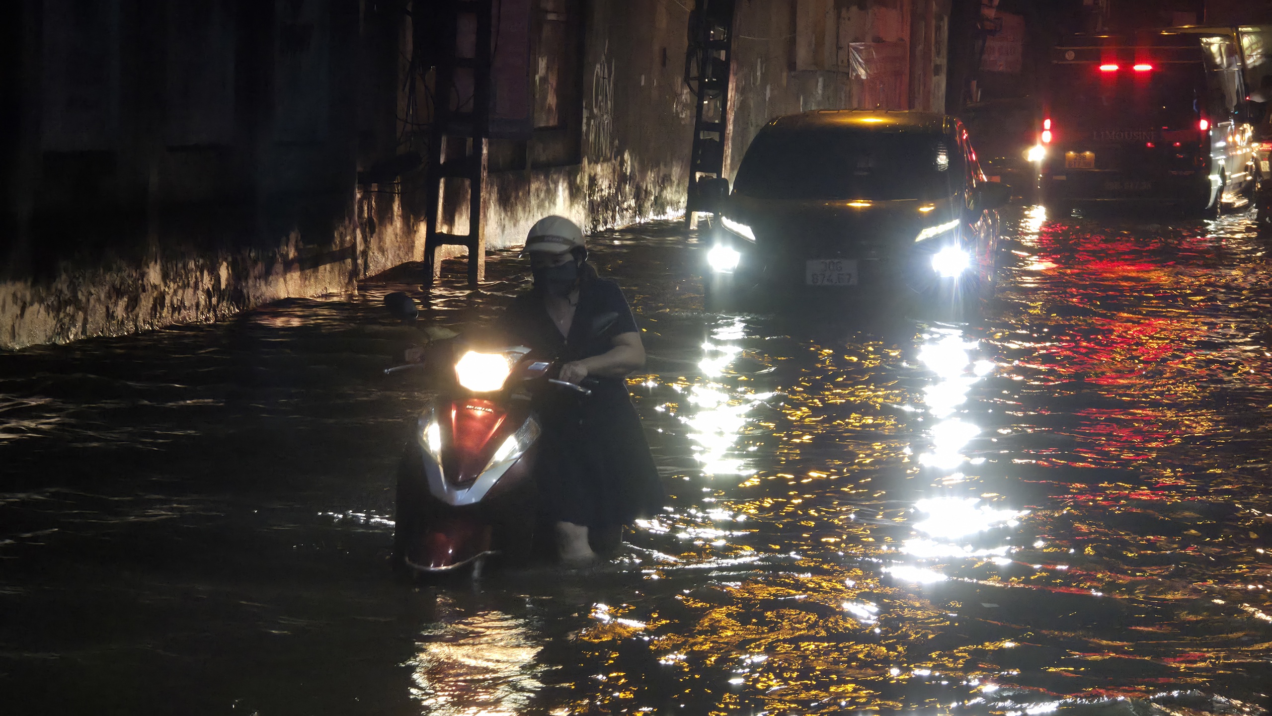 Gần đêm, nhiều người dân Hà Nội vẫn chưa về được đến nhà- Ảnh 69.