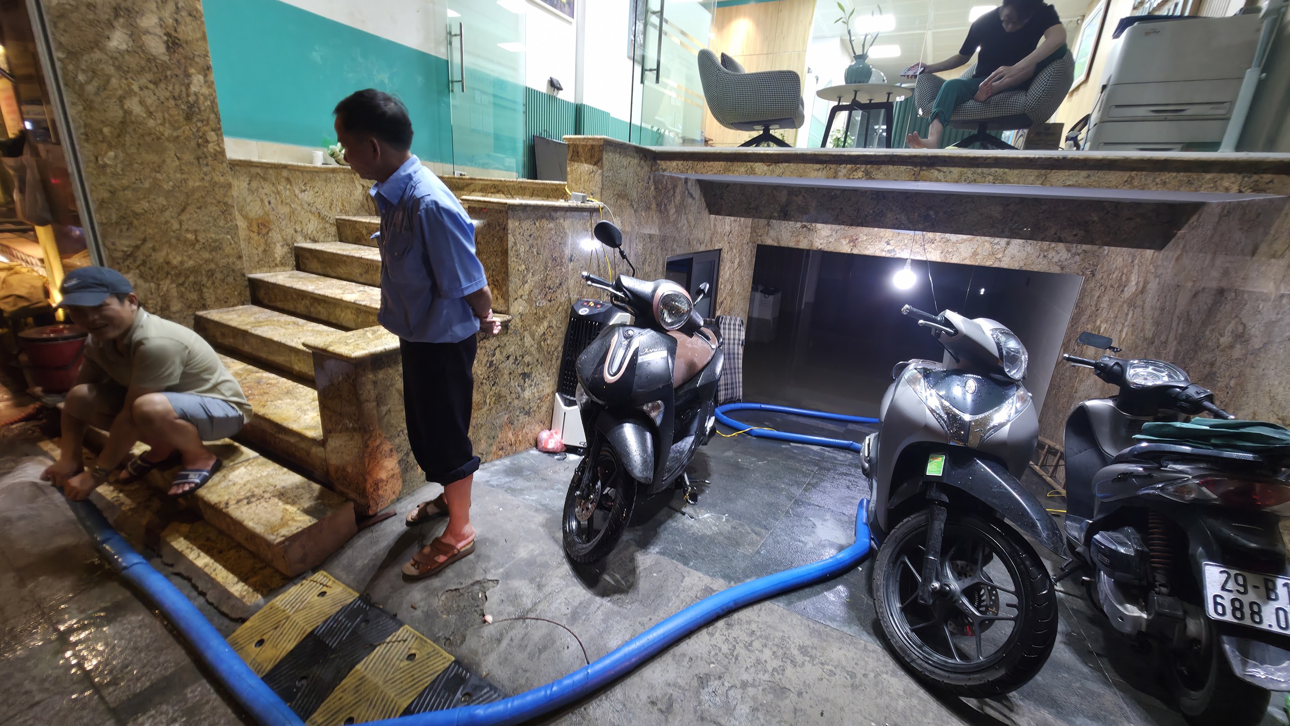 Gần đêm, nhiều người dân Hà Nội vẫn chưa về được đến nhà- Ảnh 70.