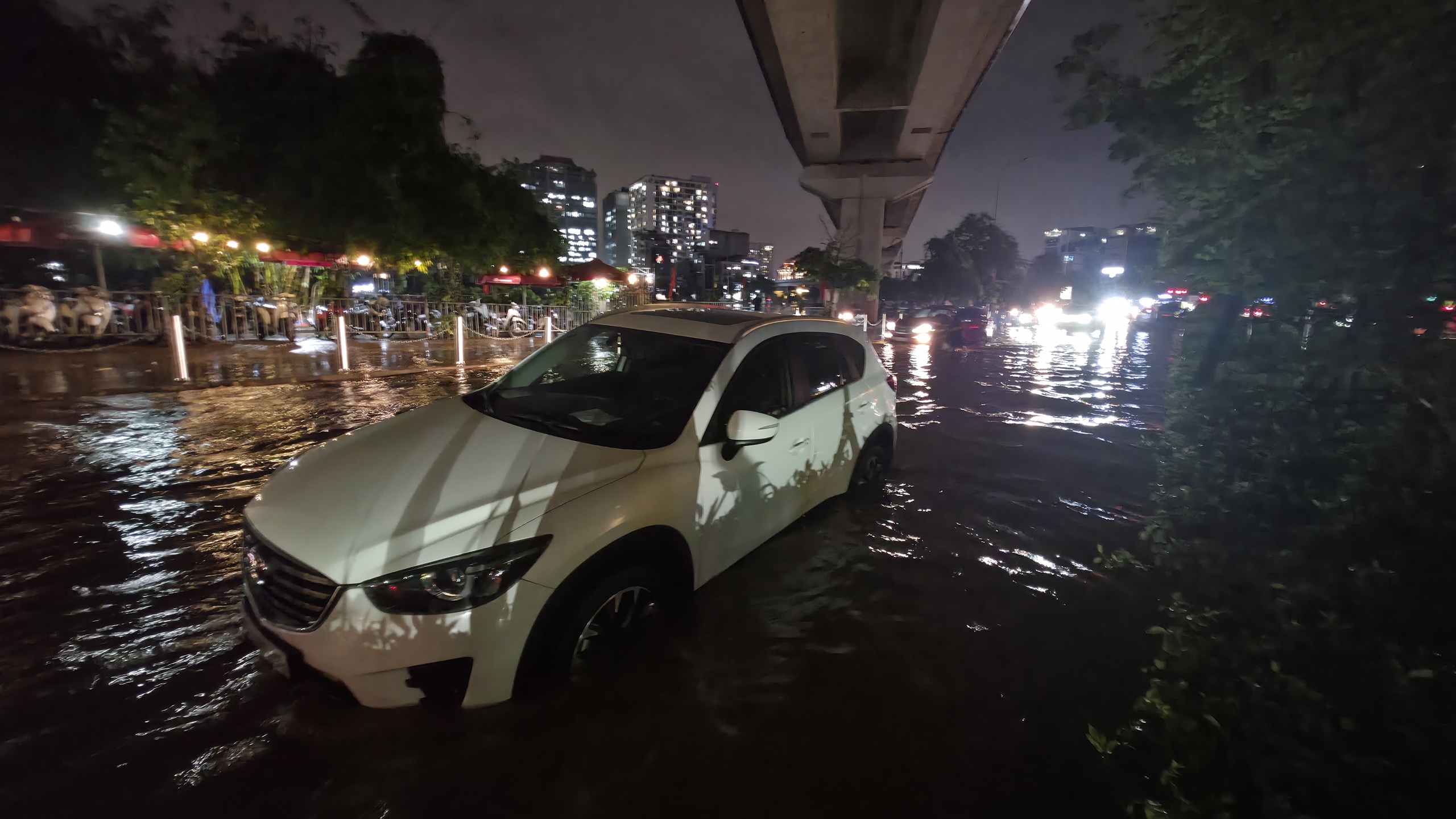 Gần đêm, nhiều người dân Hà Nội vẫn chưa về được đến nhà- Ảnh 71.