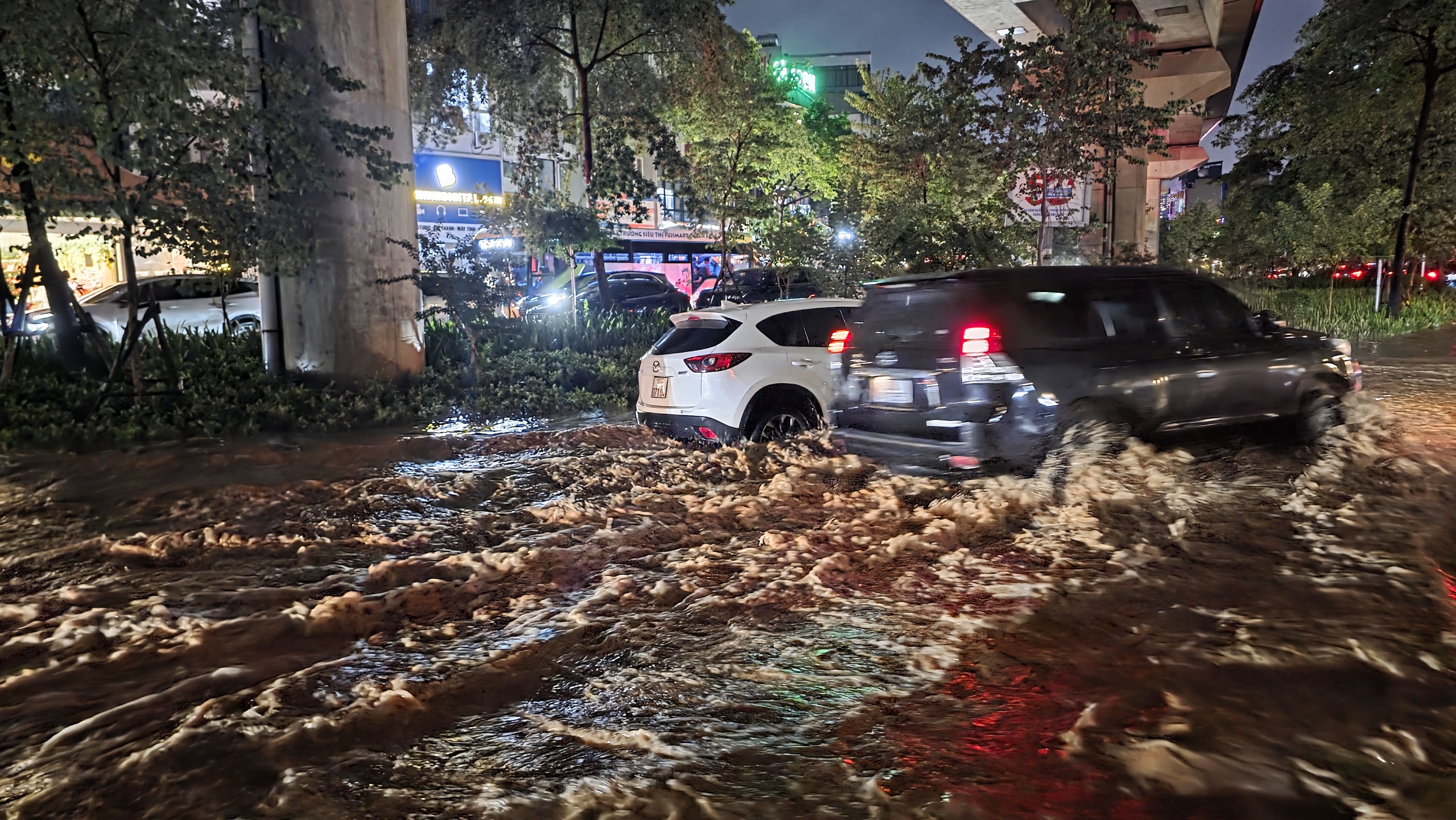 Gần đêm, nhiều người dân Hà Nội vẫn chưa về được đến nhà- Ảnh 72.