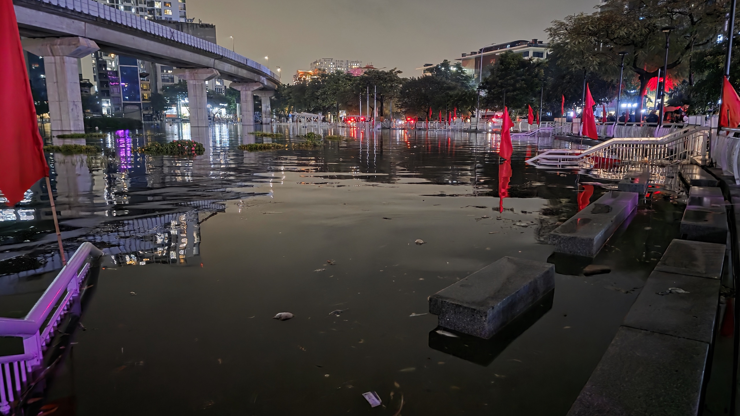 Gần đêm, nhiều người dân Hà Nội vẫn chưa về được đến nhà- Ảnh 73.