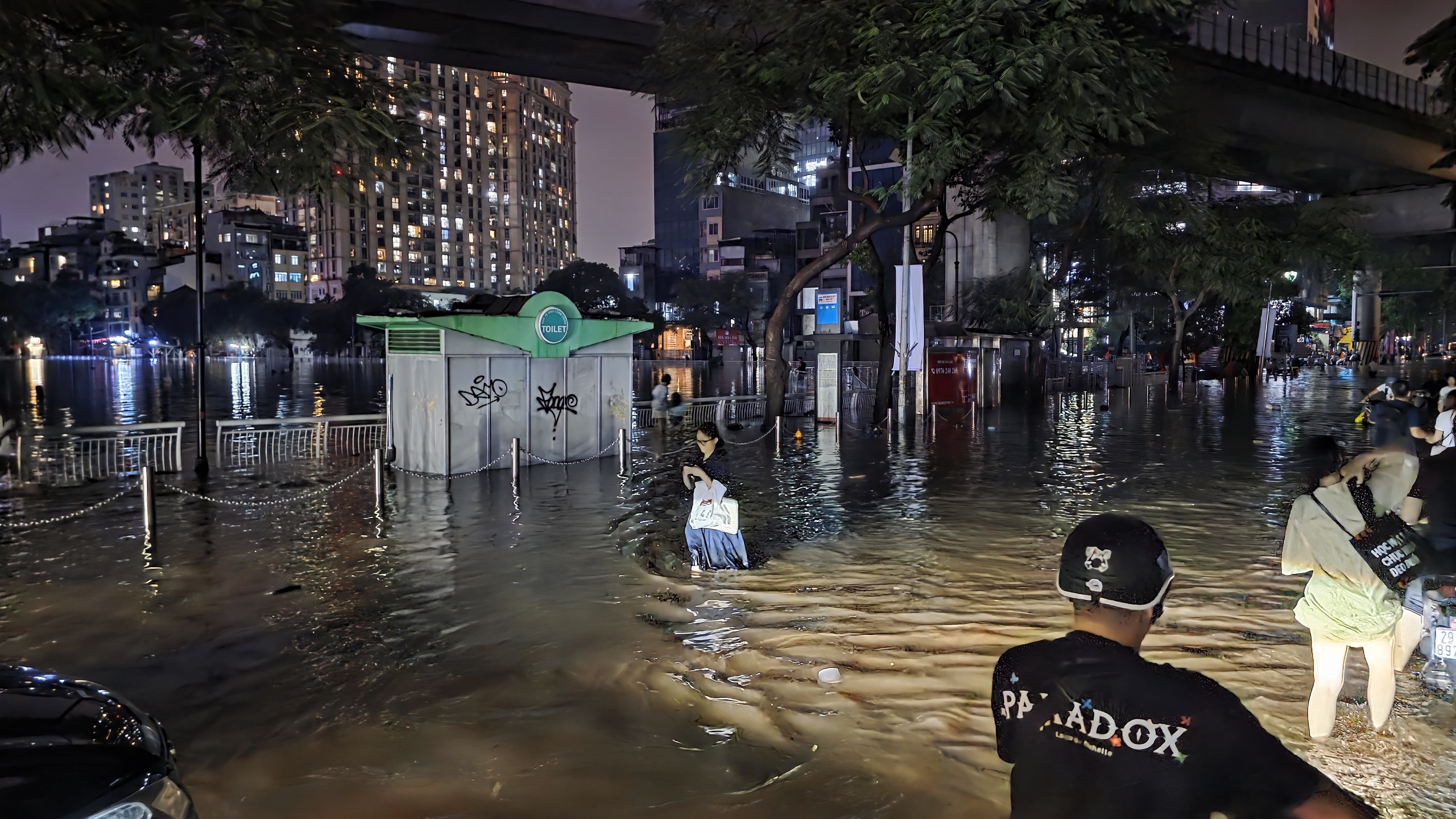 Gần đêm, nhiều người dân Hà Nội vẫn chưa về được đến nhà- Ảnh 74.