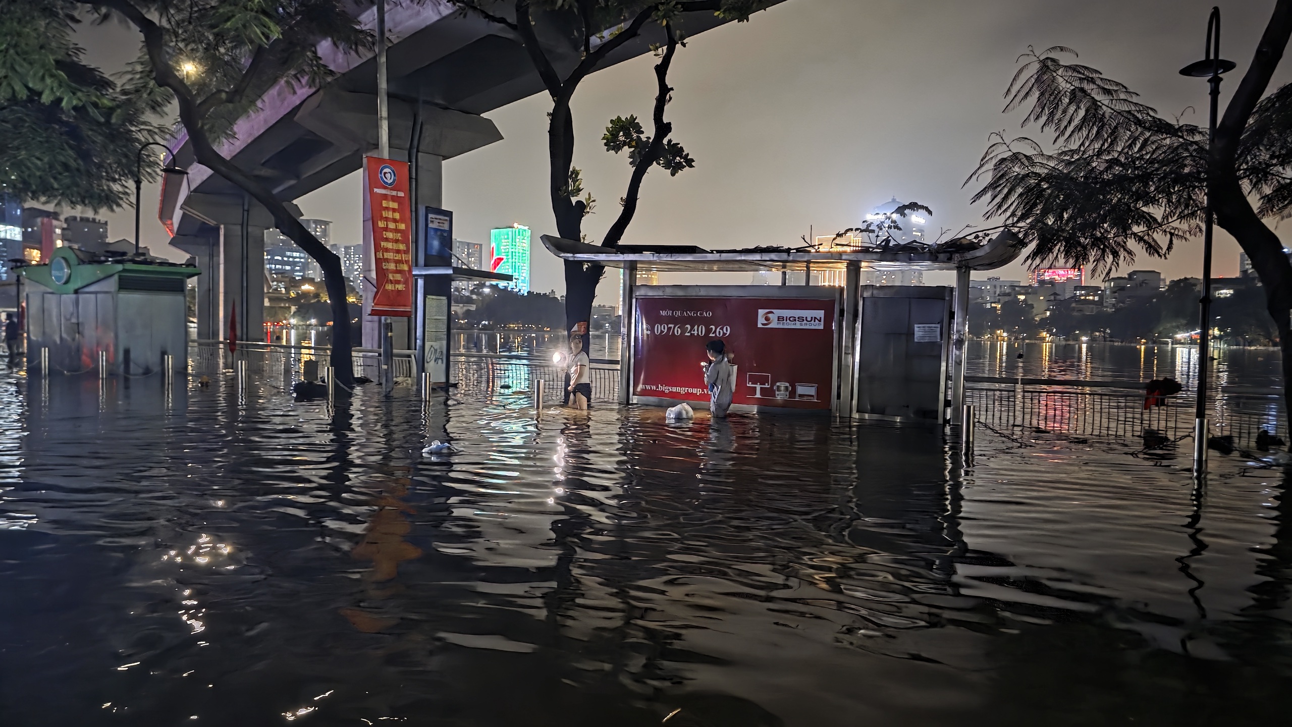 Gần đêm, nhiều người dân Hà Nội vẫn chưa về được đến nhà- Ảnh 75.