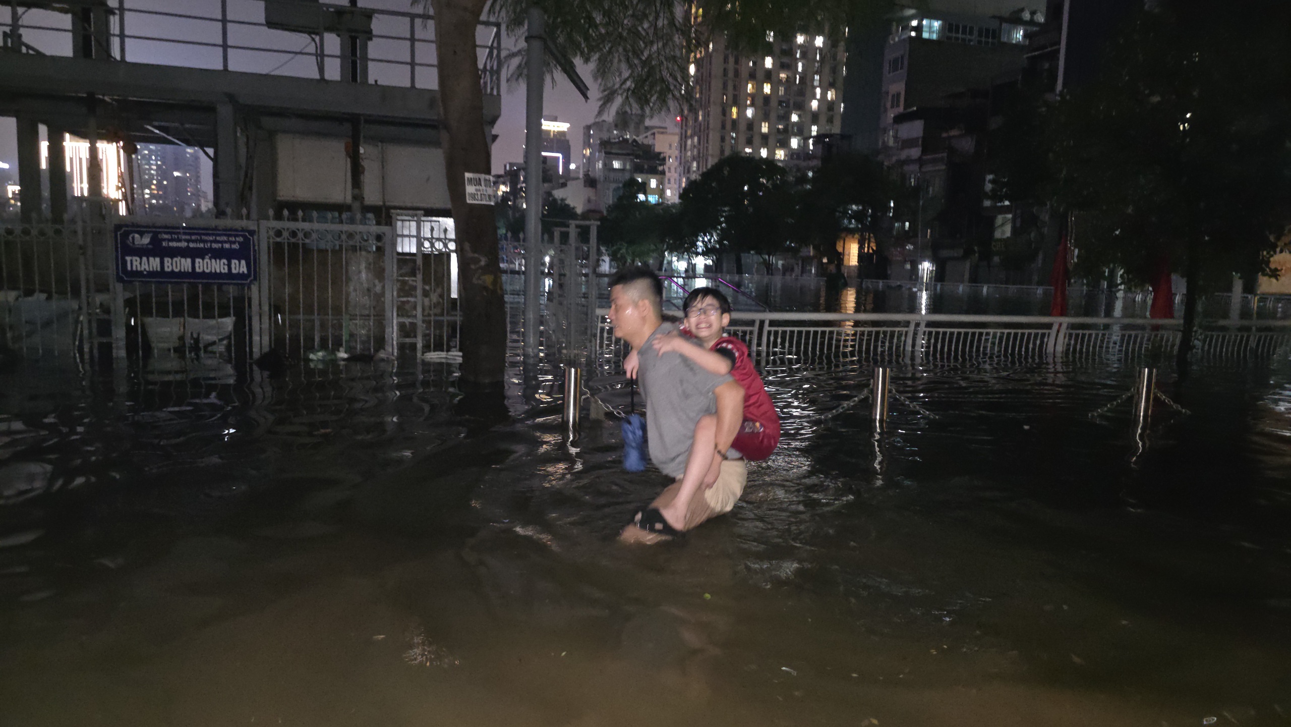 Gần đêm, nhiều người dân Hà Nội vẫn chưa về được đến nhà- Ảnh 76.