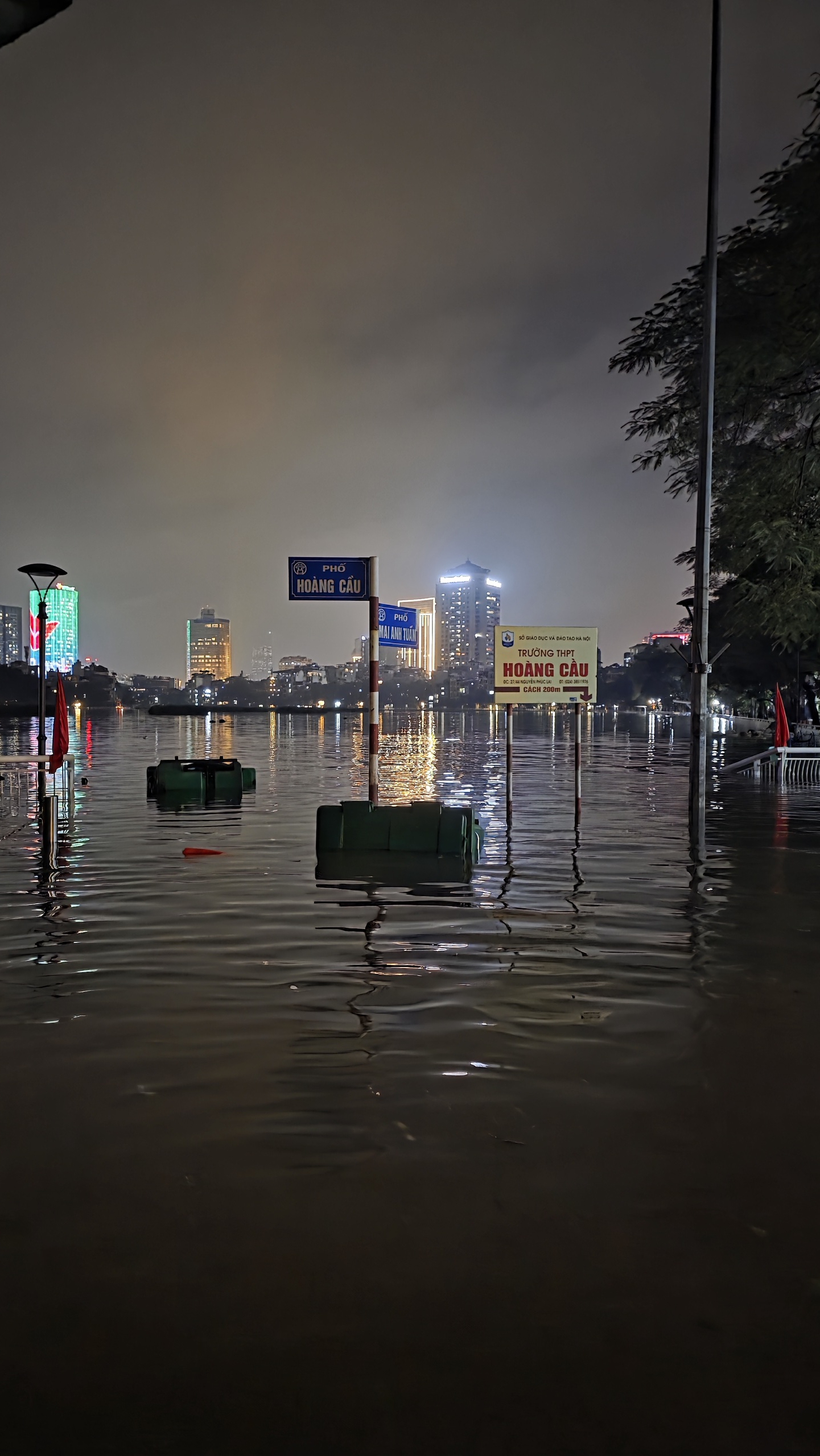 Gần đêm, nhiều người dân Hà Nội vẫn chưa về được đến nhà- Ảnh 77.