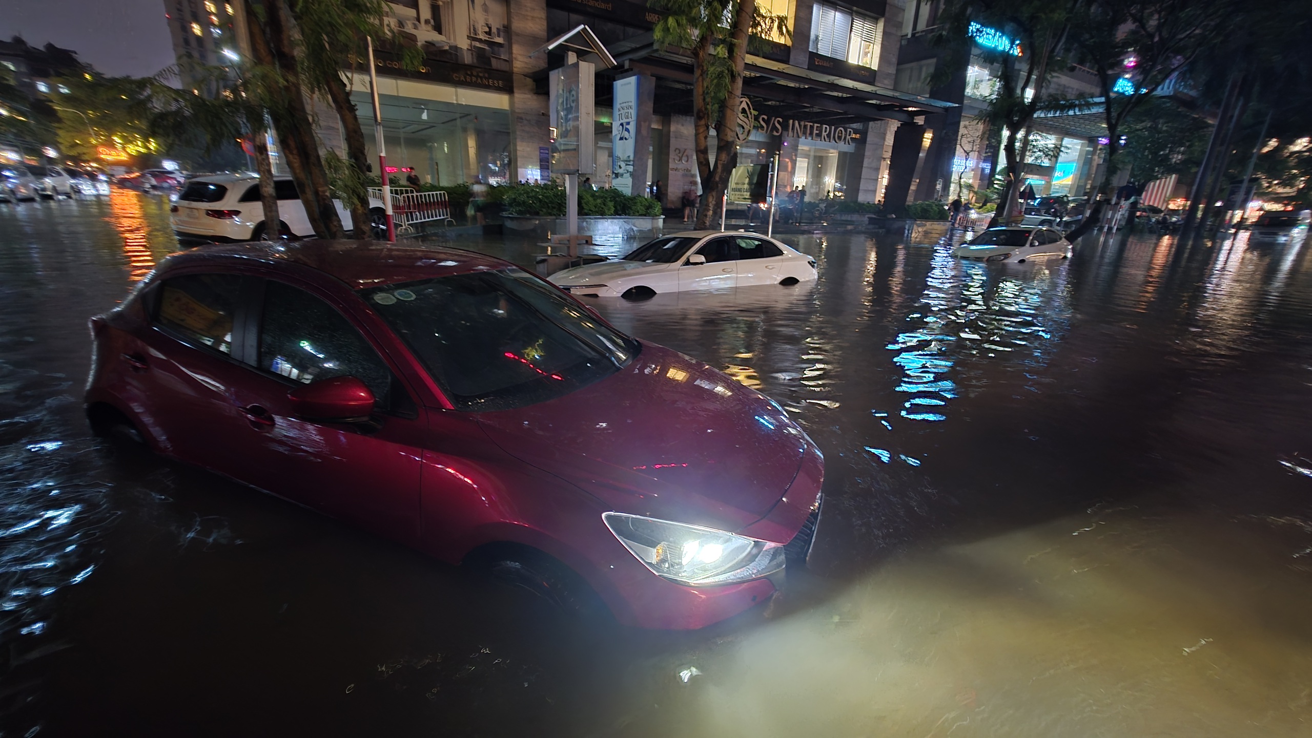 Gần đêm, nhiều người dân Hà Nội vẫn chưa về được đến nhà- Ảnh 78.