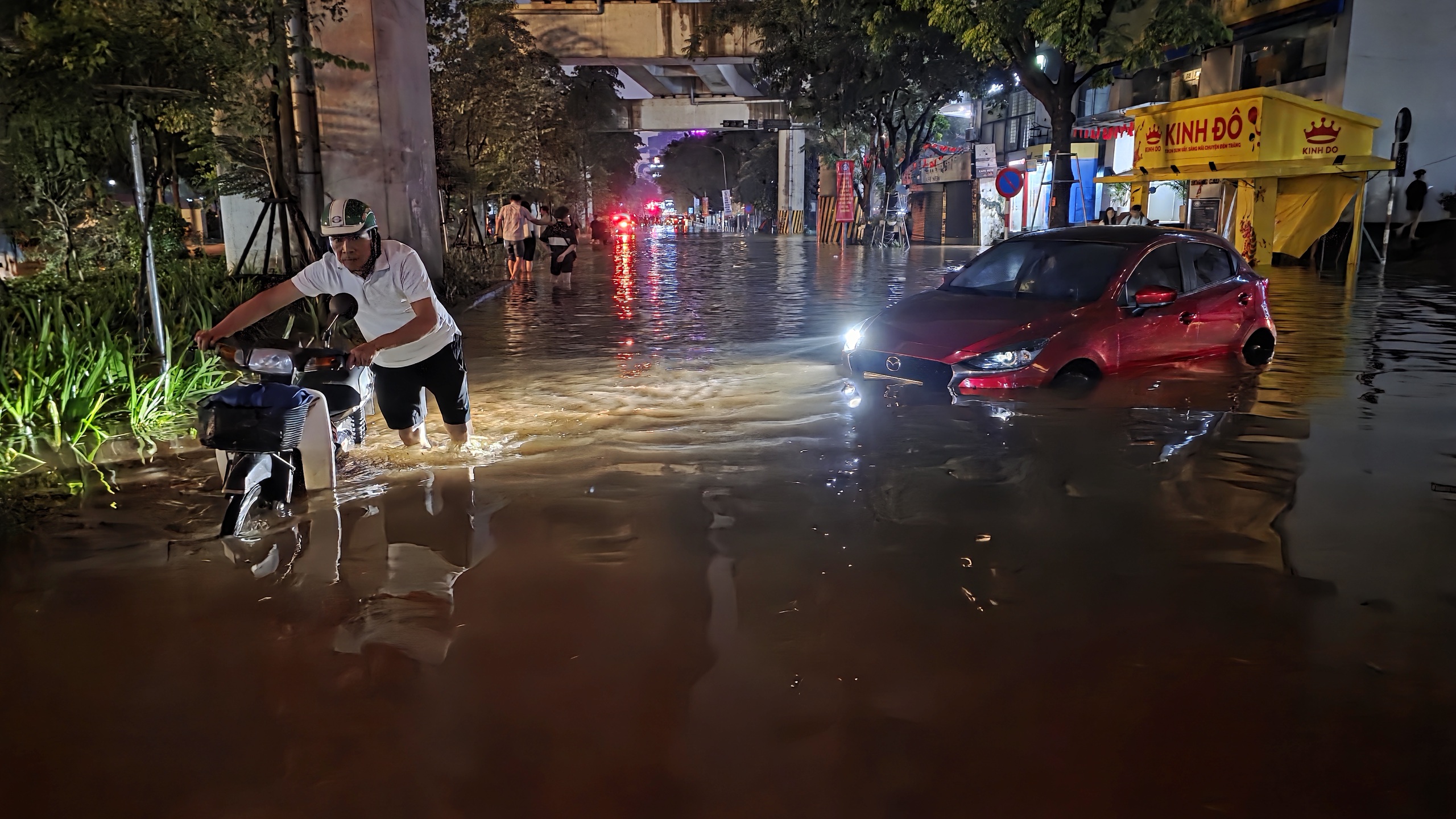 Gần đêm, nhiều người dân Hà Nội vẫn chưa về được đến nhà- Ảnh 79.