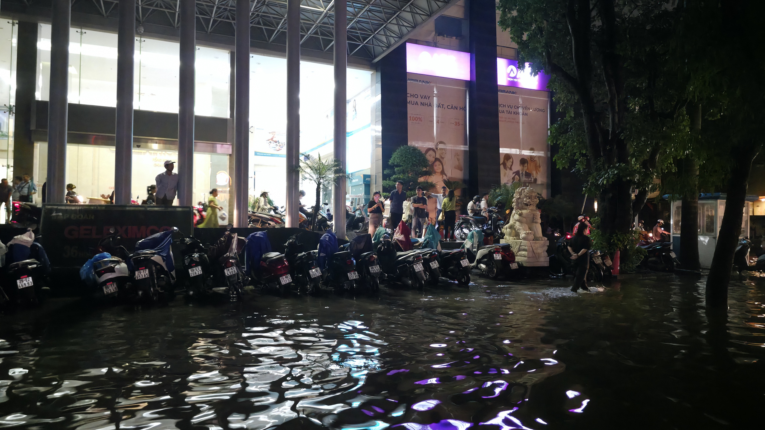 Gần đêm, nhiều người dân Hà Nội vẫn chưa về được đến nhà- Ảnh 80.