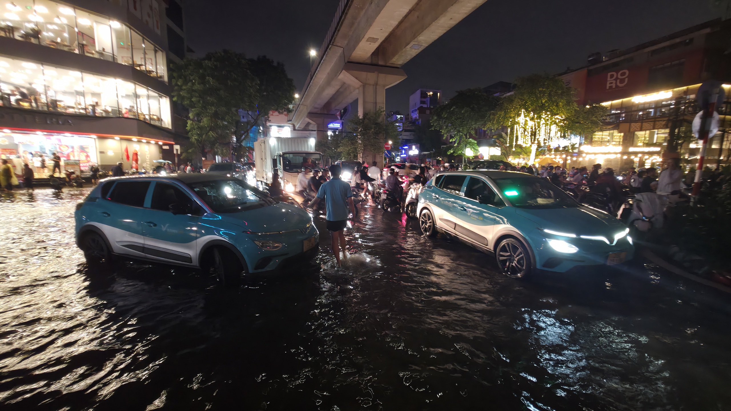 Gần đêm, nhiều người dân Hà Nội vẫn chưa về được đến nhà- Ảnh 81.