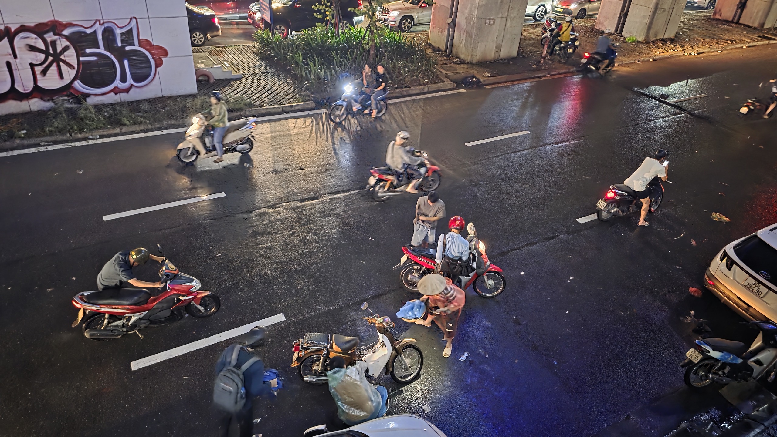 Gần đêm, nhiều người dân Hà Nội vẫn chưa về được đến nhà- Ảnh 82.