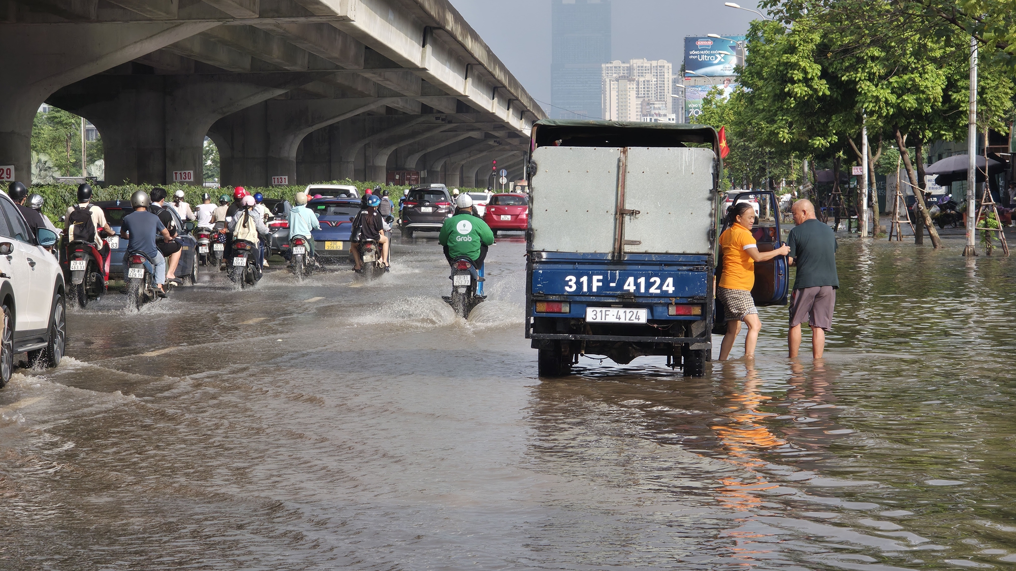 Cập nhật tình hình Hà Nội sáng nay: Nhiều ô tô chết máy vẫn nằm chắn ngang đường- Ảnh 19.