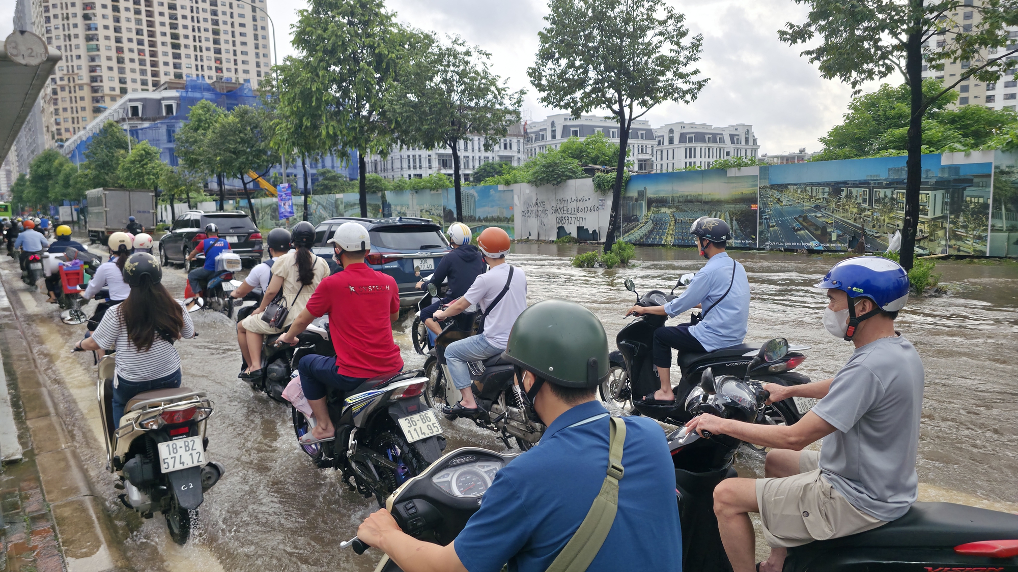 Cập nhật tình hình Hà Nội sáng nay: Nhiều ô tô chết máy vẫn nằm chắn ngang đường- Ảnh 21.