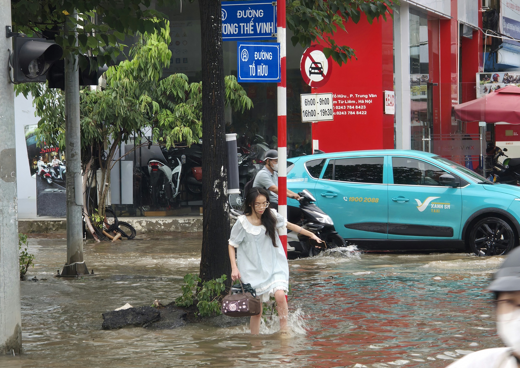 Cập nhật tình hình Hà Nội sáng nay: Nhiều ô tô chết máy vẫn nằm chắn ngang đường- Ảnh 18.