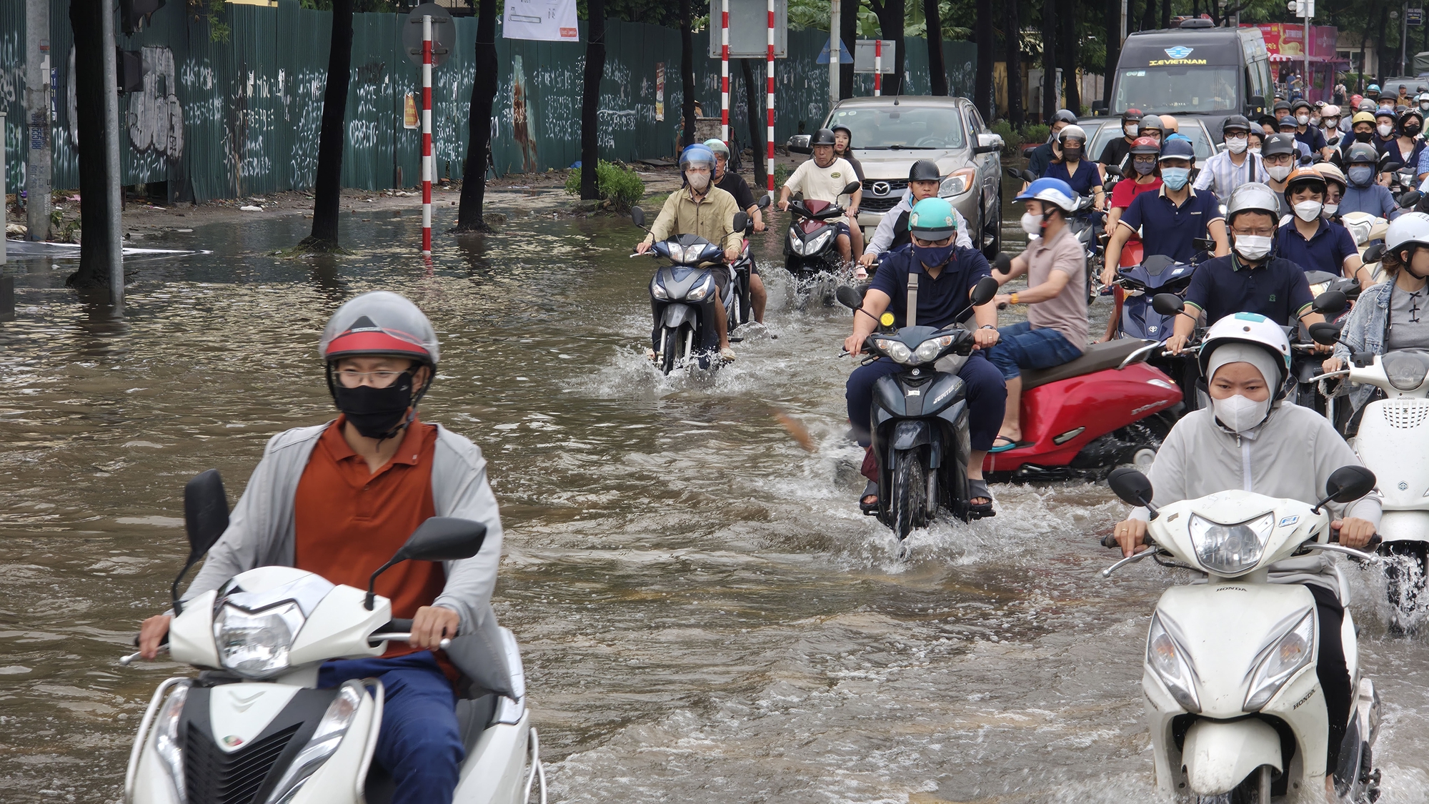 Cập nhật tình hình Hà Nội sáng nay: Nhiều ô tô chết máy vẫn nằm chắn ngang đường- Ảnh 22.