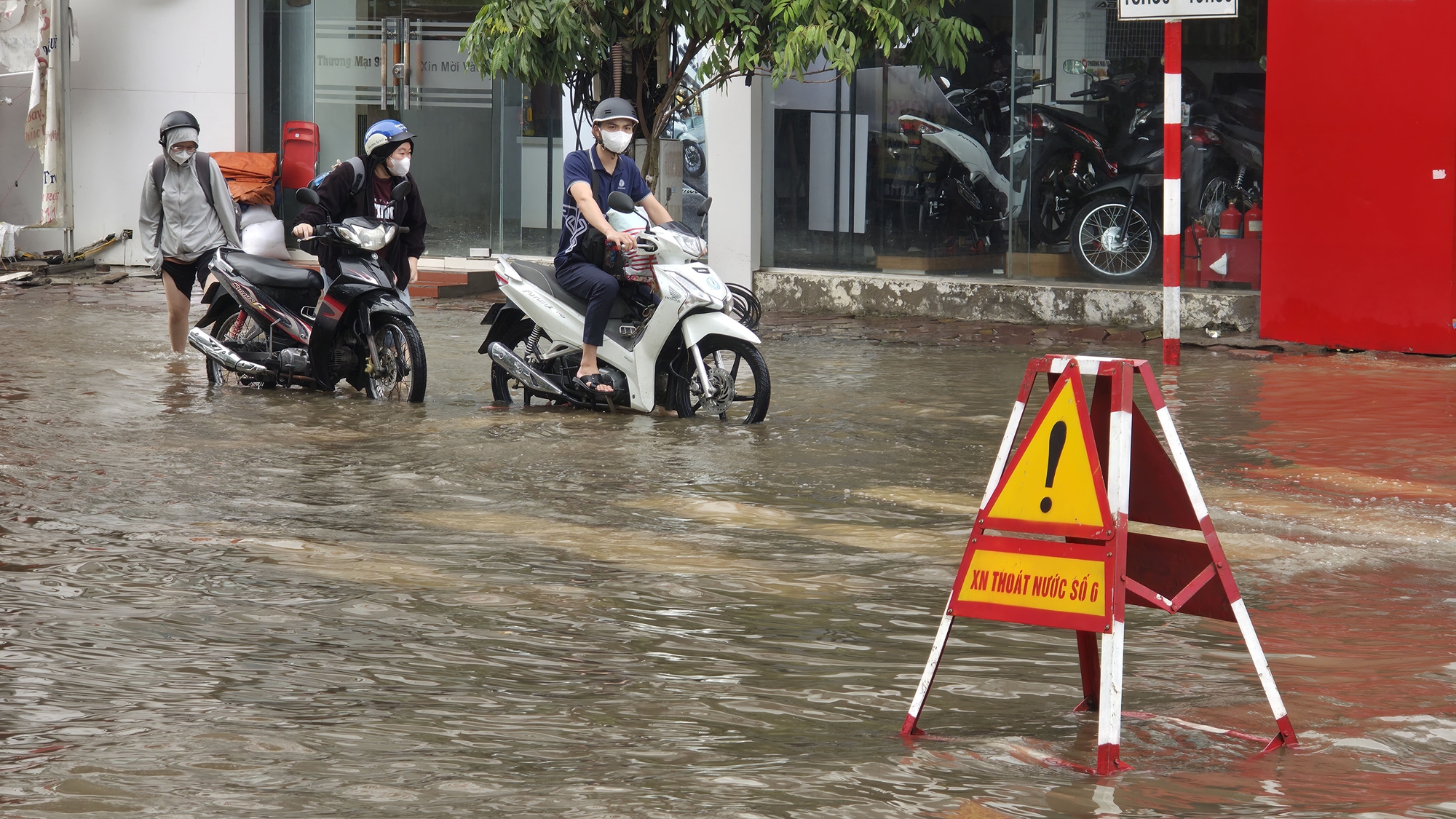 Cập nhật tình hình Hà Nội sáng nay: Nhiều ô tô chết máy vẫn nằm chắn ngang đường- Ảnh 23.
