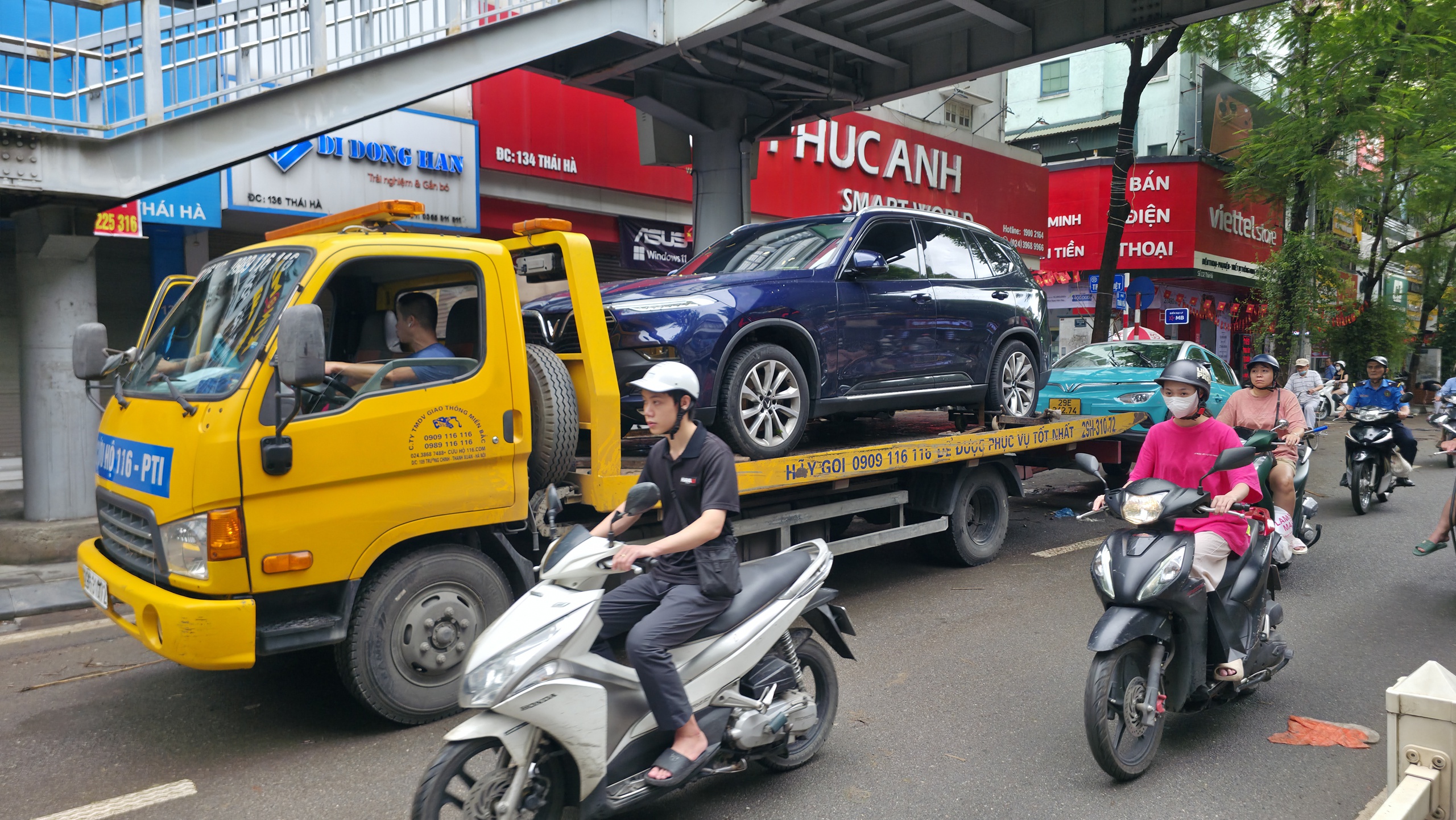 Cập nhật tình hình Hà Nội sáng nay: Nhiều ô tô chết máy vẫn nằm chắn ngang đường- Ảnh 10.