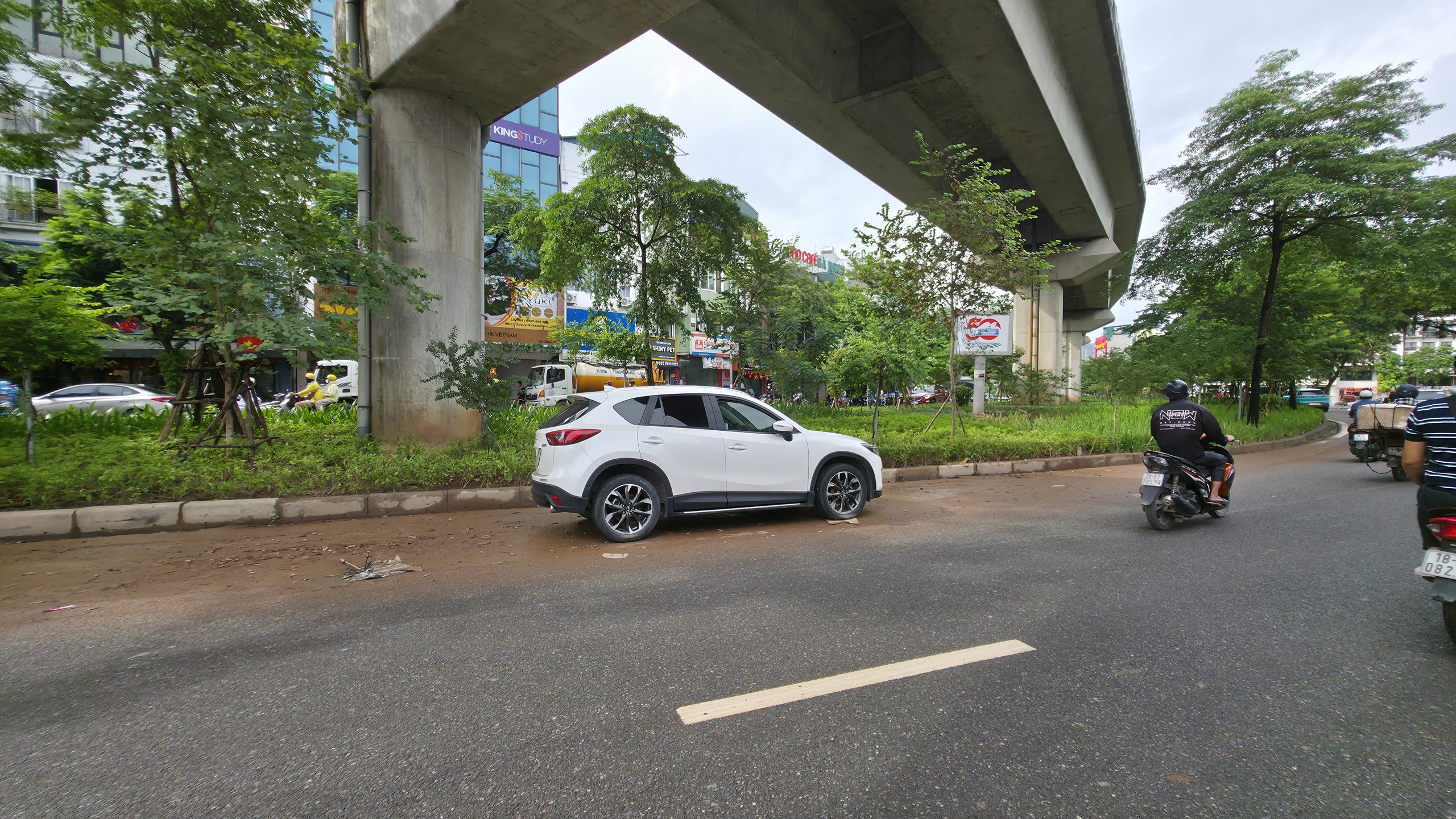 Cập nhật tình hình Hà Nội sáng nay: Nhiều ô tô chết máy vẫn nằm chắn ngang đường- Ảnh 9.