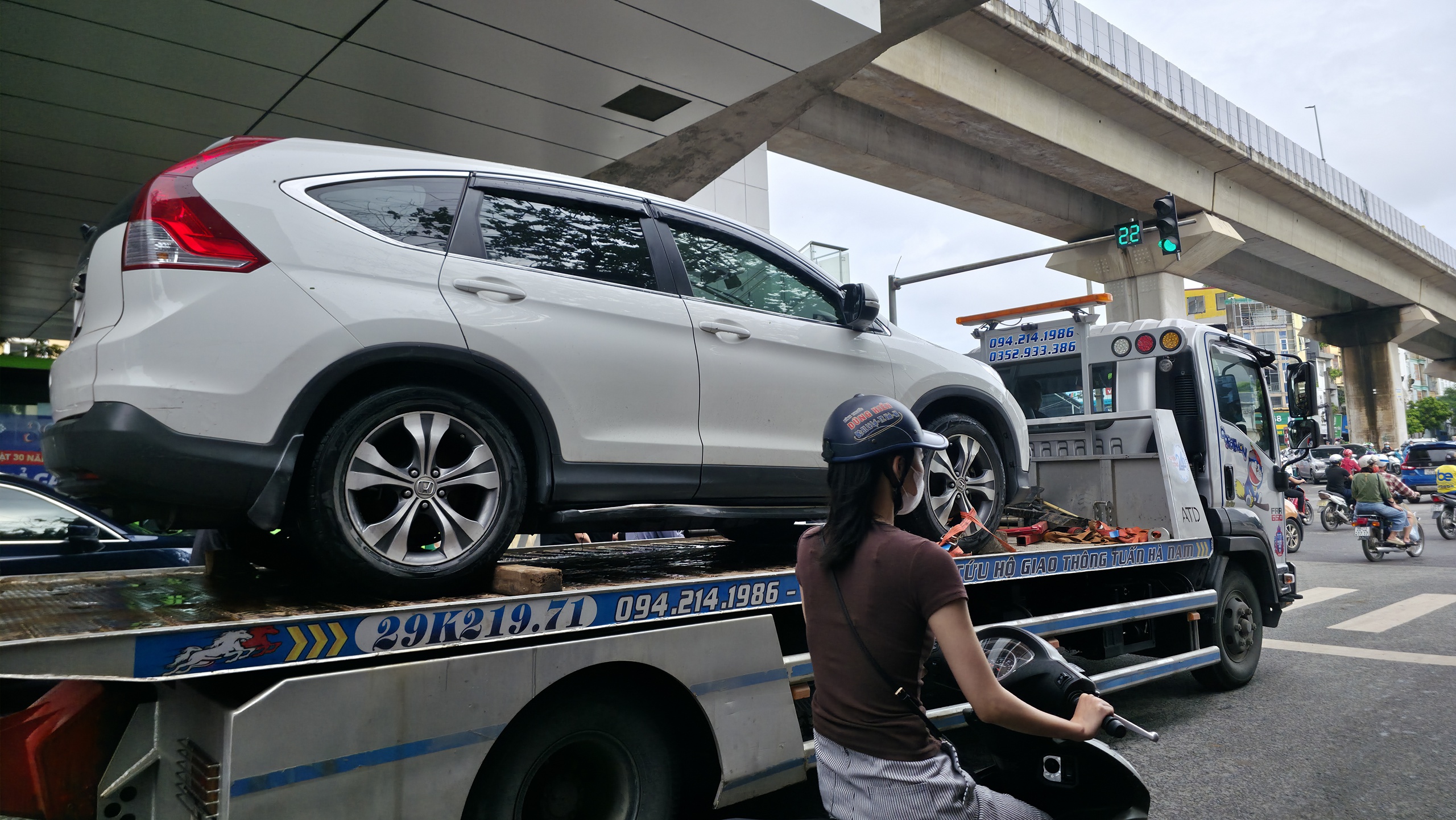 Cập nhật tình hình Hà Nội sáng nay: Nhiều ô tô chết máy vẫn nằm chắn ngang đường- Ảnh 11.