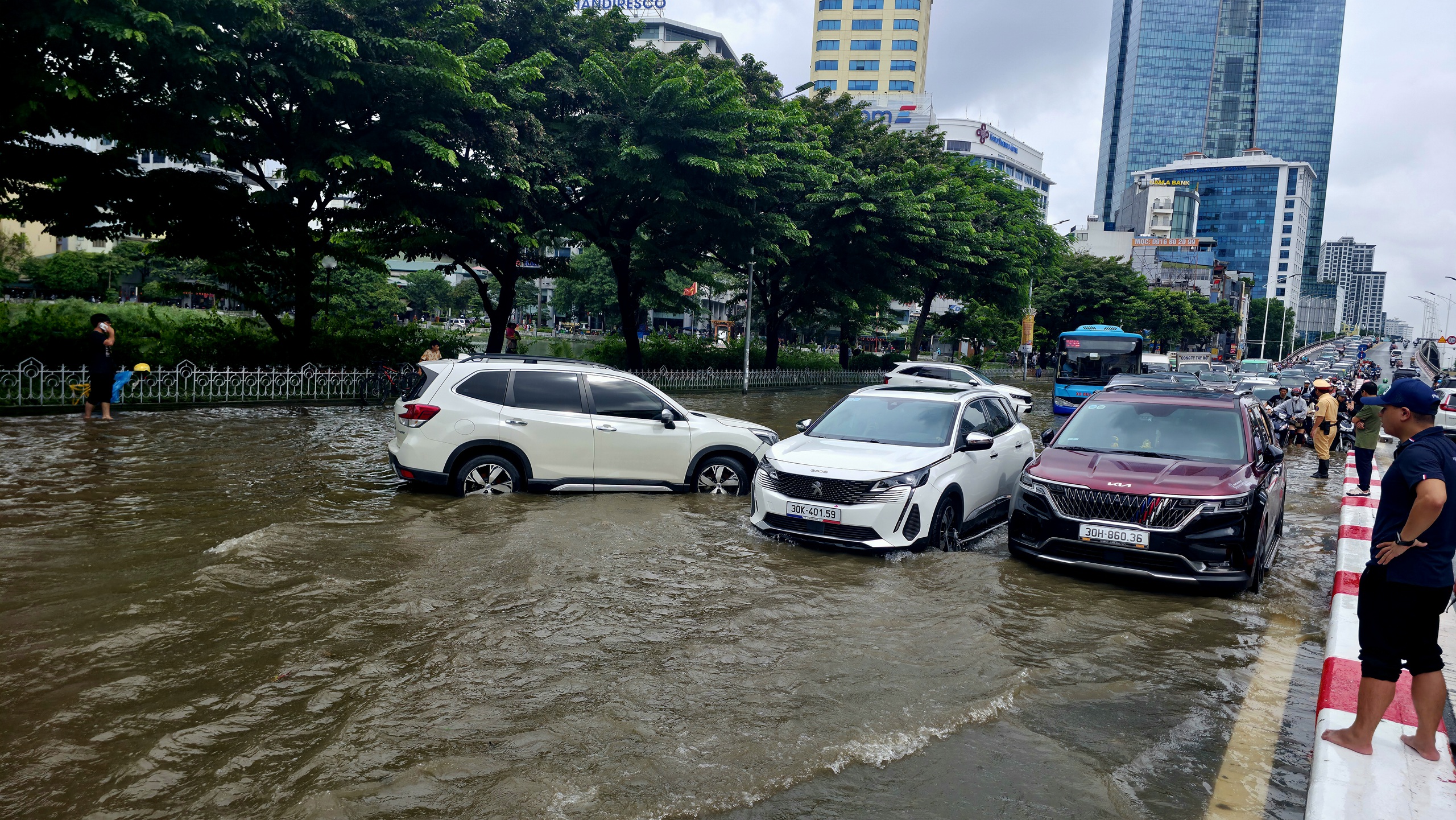 Cập nhật tình hình Hà Nội sáng nay: Nhiều ô tô chết máy vẫn nằm chắn ngang đường- Ảnh 12.