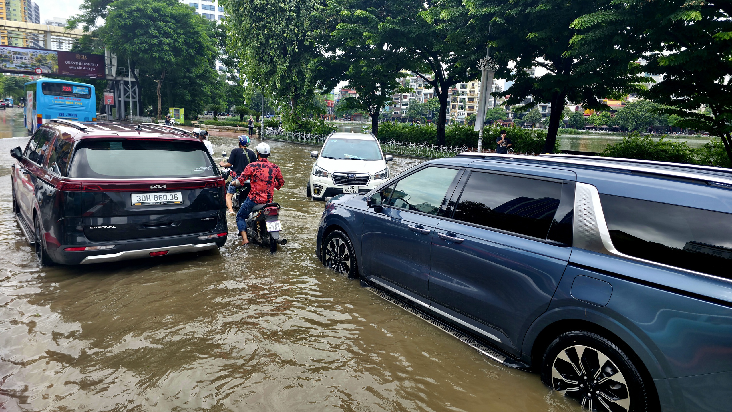 Cập nhật tình hình Hà Nội sáng nay: Nhiều ô tô chết máy vẫn nằm chắn ngang đường- Ảnh 13.